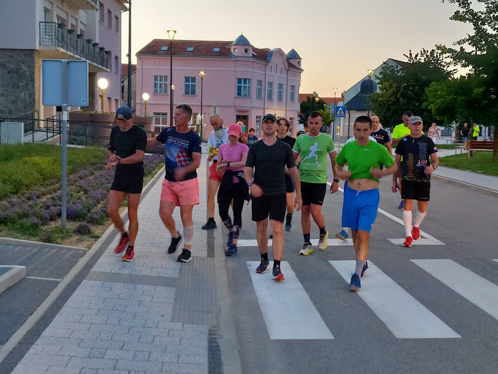 [FOTO] Svjetlo mira iz Vukovara stiglo do Sunje, trkači prošli i kroz Pakrac