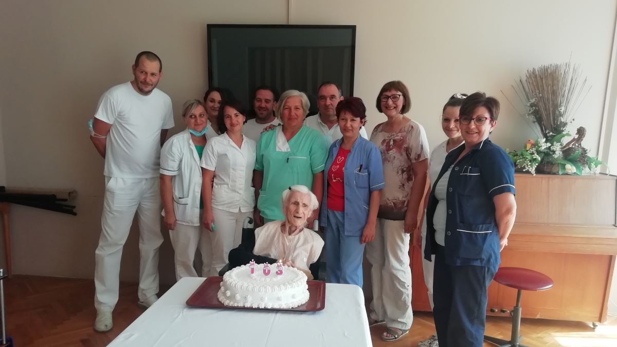 Baka Ana proslavila 103. rođendan! Ne jede 'umjetnu hranu' i ne pije ni jedan lijek!