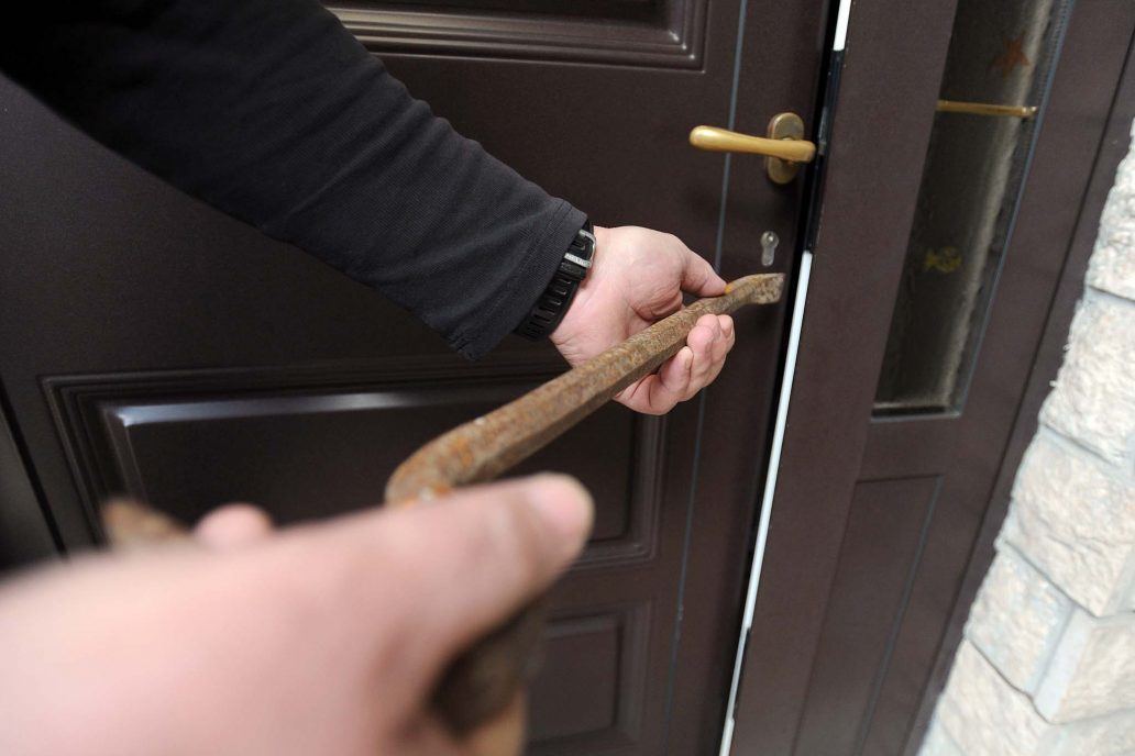 Počeli su godišnji odmori, a time i provale u kuće. Policija upozorava građane i daje korisne savjete...