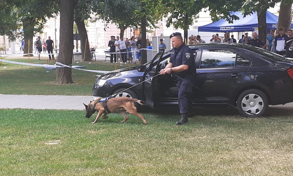 Interventna policija, krim tehničari i policijski pas u središnjem parku