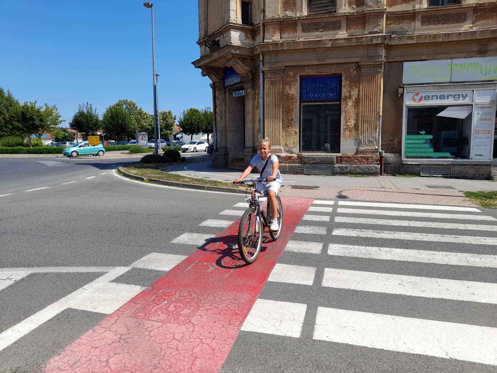 Mogu li se biciklisti preko crveno označenih pješačkih prijelaza voziti bez zaustavljanja?