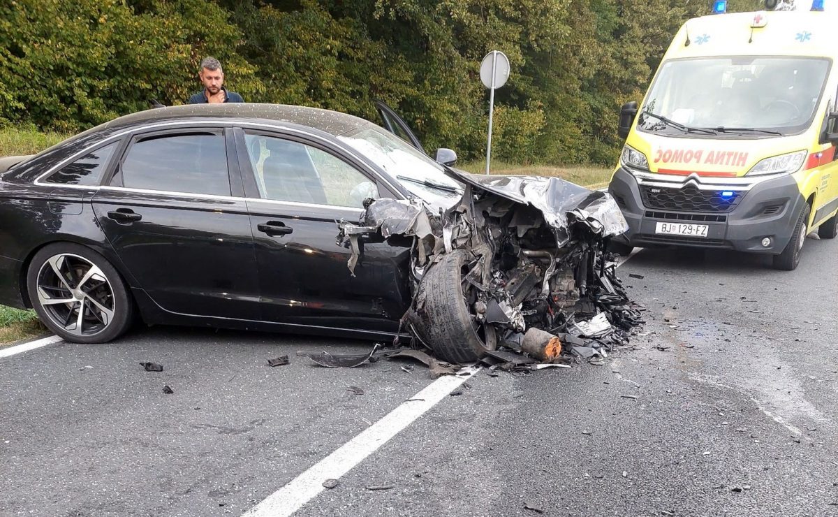 Potvrđeno: Pijani vozač u 7 ujutro zaletio se u sanitetsko vozilo. Jedna putnica teško ozlijeđena...