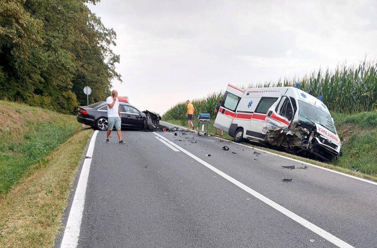 Težak sudar vozila hitne pomoći i osobnog automobila