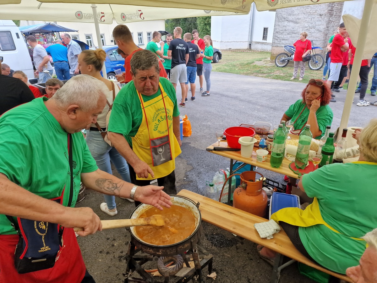 Kuhao se gulaš, gurale bale sijena