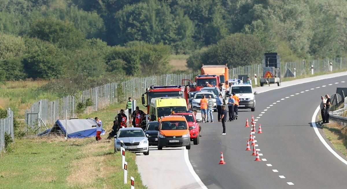 Sa ceste sletio poljski autobus, 11 poginulih, puno ozlijeđenih...
