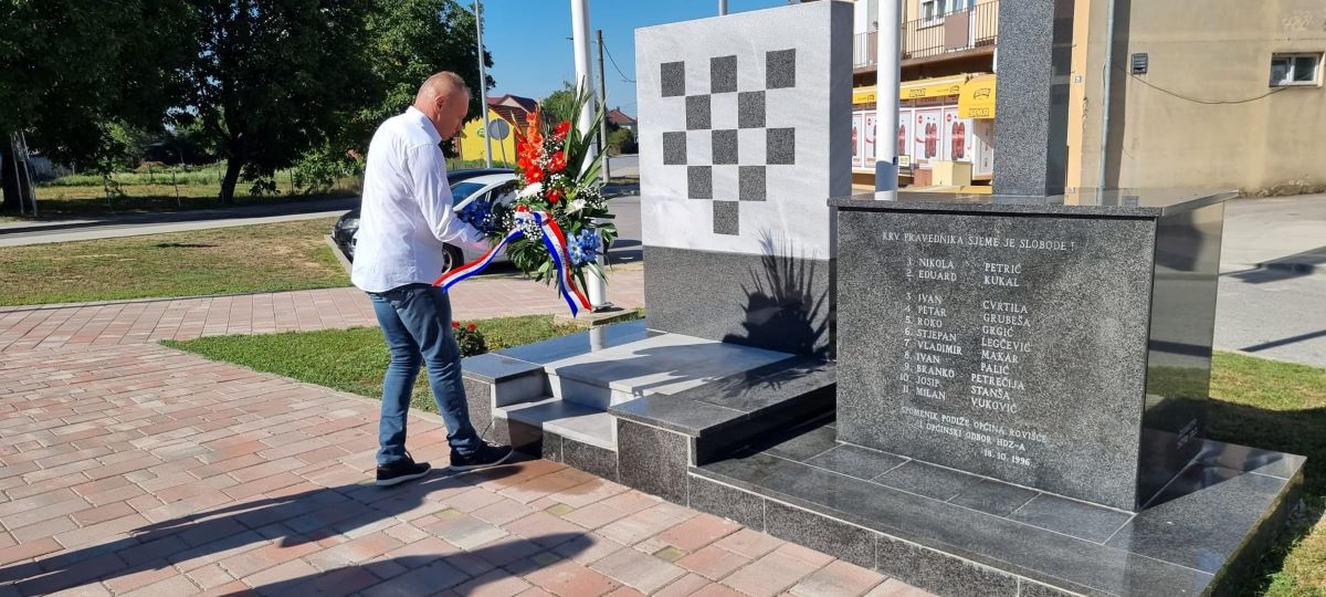 Čelnici Rovišća poklonili se poginulim sumještanima u povodu Dana pobjede i domovinske zahvalnosti