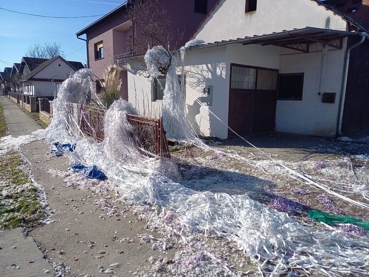 Perje, aluminijska folija i konfeti samo su neki od 'ukrasa' kojima se slavi rođenje djeteta