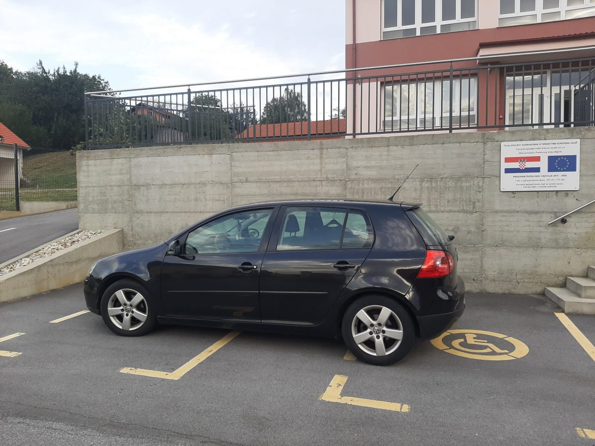‘Frajer’ parkirao auto na dva mjesta za invalide. Ima li kraja bezobrazluku?