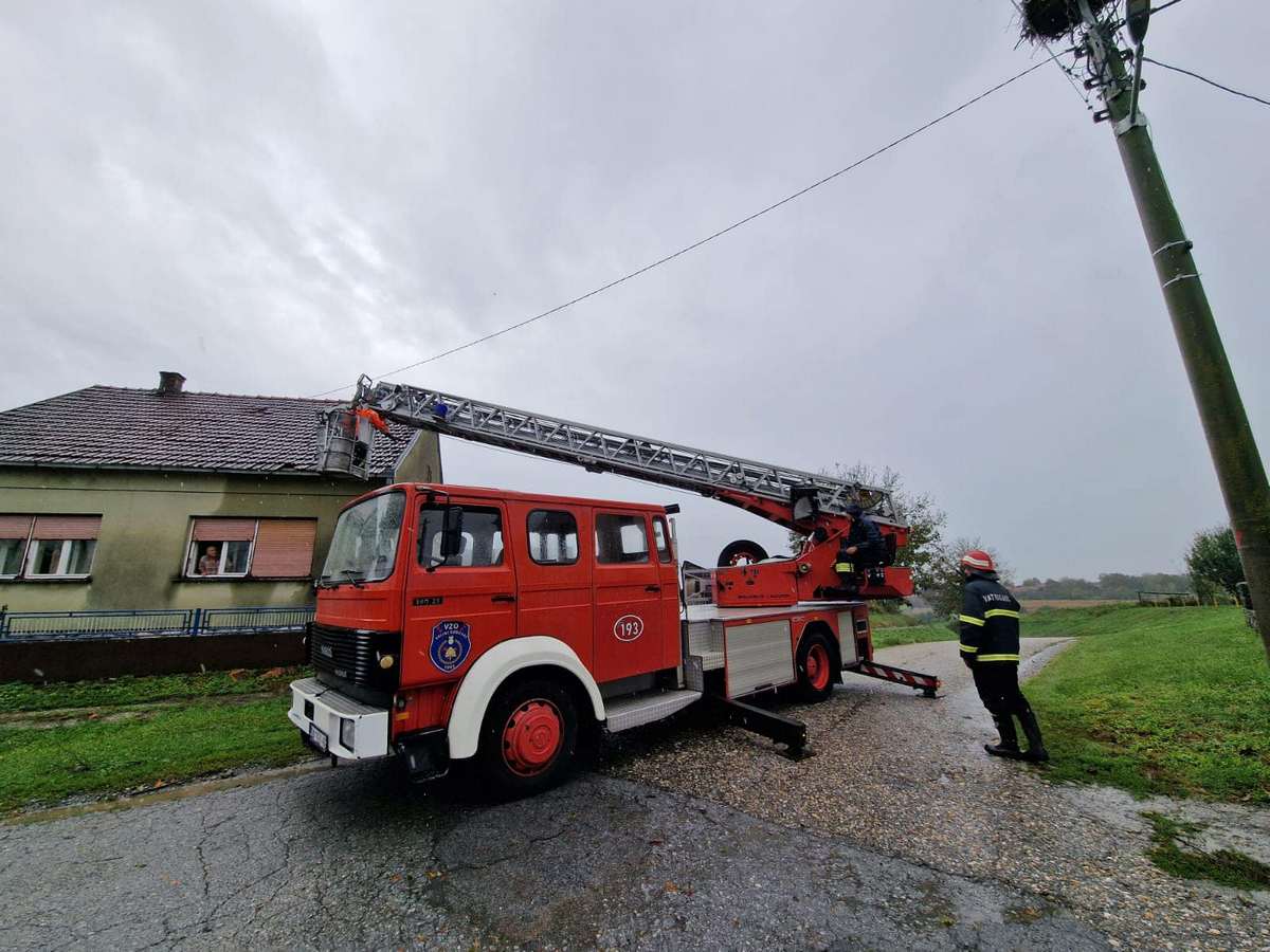 Štete zbrajaju i u Velikom Grđevcu i Velikoj Trnovitici, nastradali krovovi i usjevi