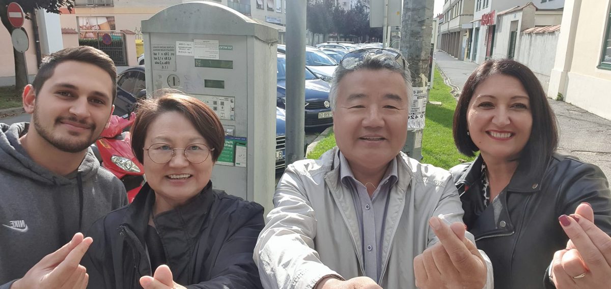 Slučajni susret: Ravnateljica im pomogla pri kupnji karte, oni ju naučili korejski znak za 'volim te'