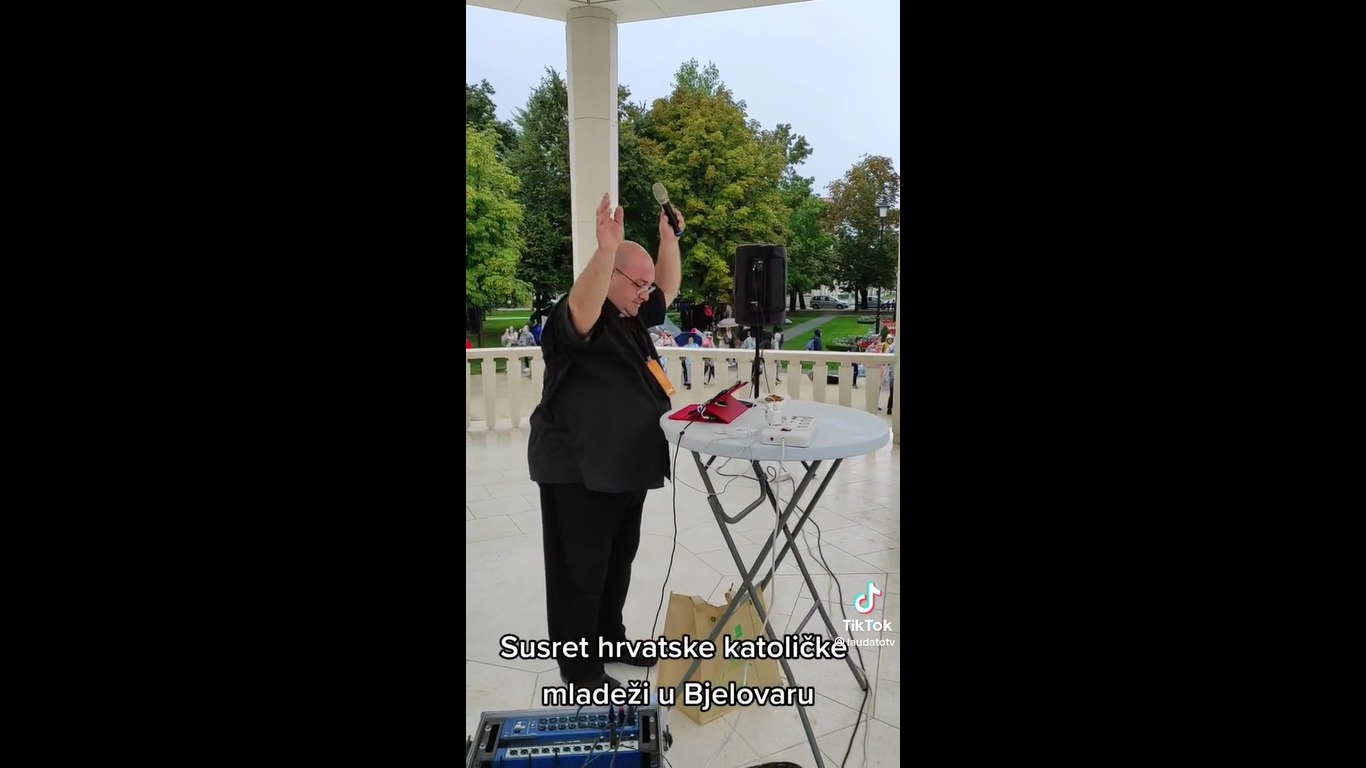 [VIDEO] Svećenik DJ rasplesao čitav park. Kakva pozitiva!