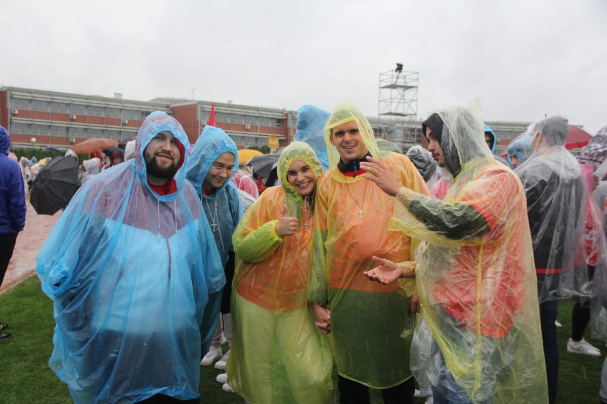 [FOTO] Unatoč kiši tisuće mladih okupilo se na euharistijskom slavlju