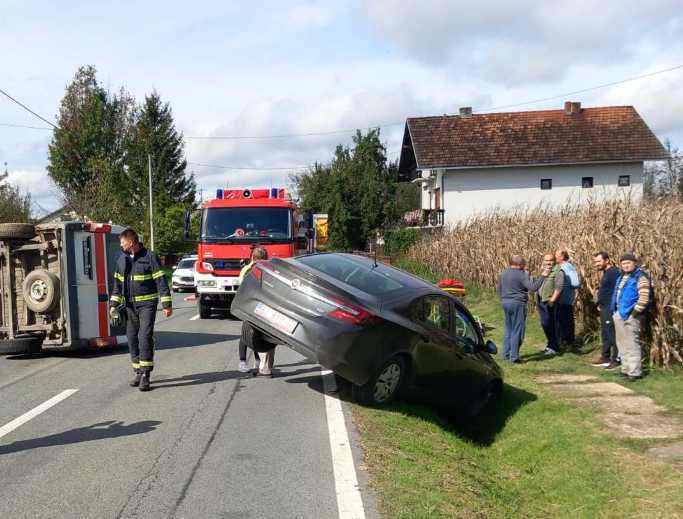 U sudaru sanitetskog i osobnog vozila ozlijeđene dvije osobe