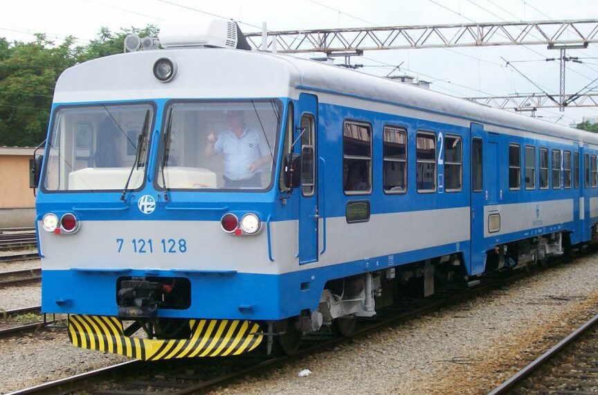 Vlak na putu za Bjelovar udario u kombi i iskočio iz tračnica, ima i ozlijeđenih
