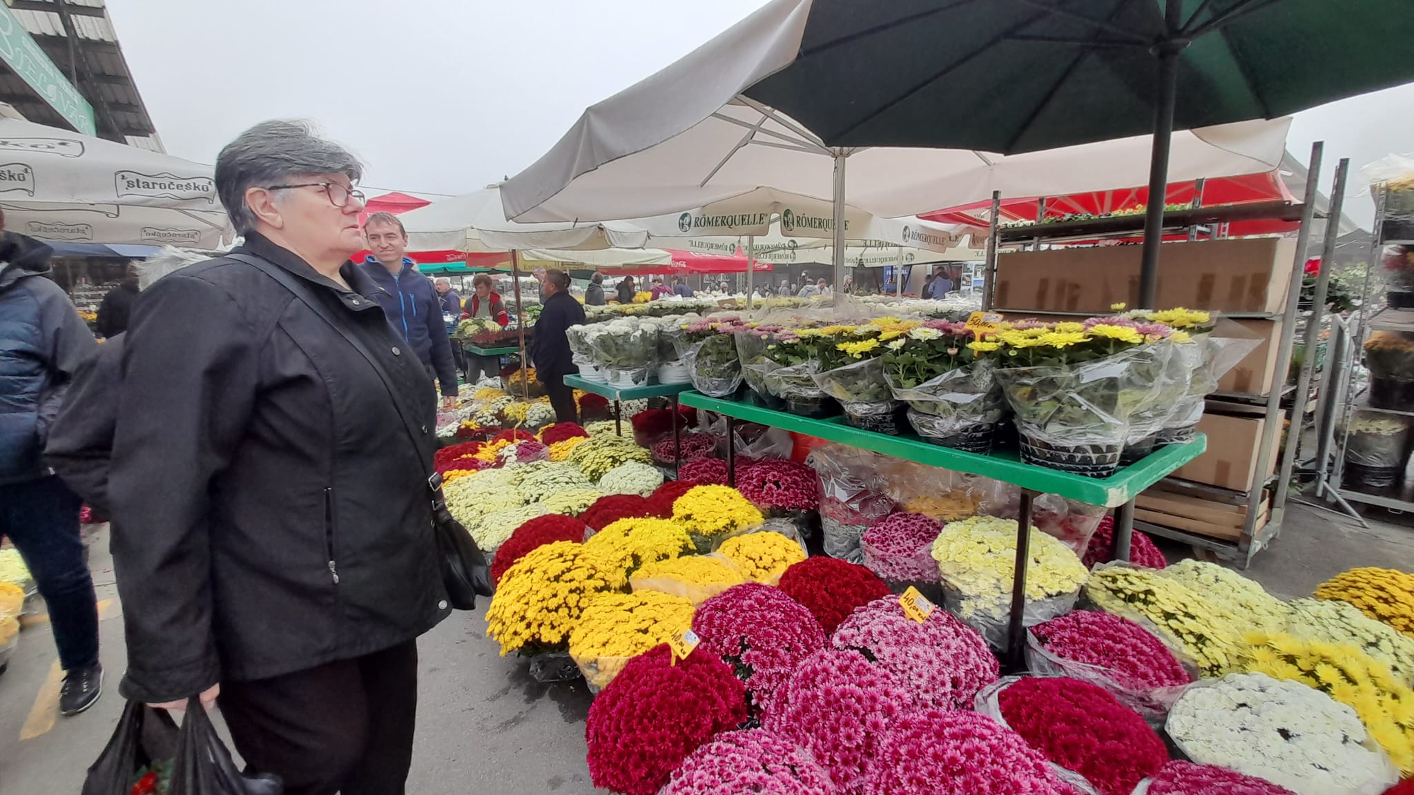 [FOTO] Bjelovarski plac je krcat, a unatoč poskupljenjima cvijeće se kupuje na veliko