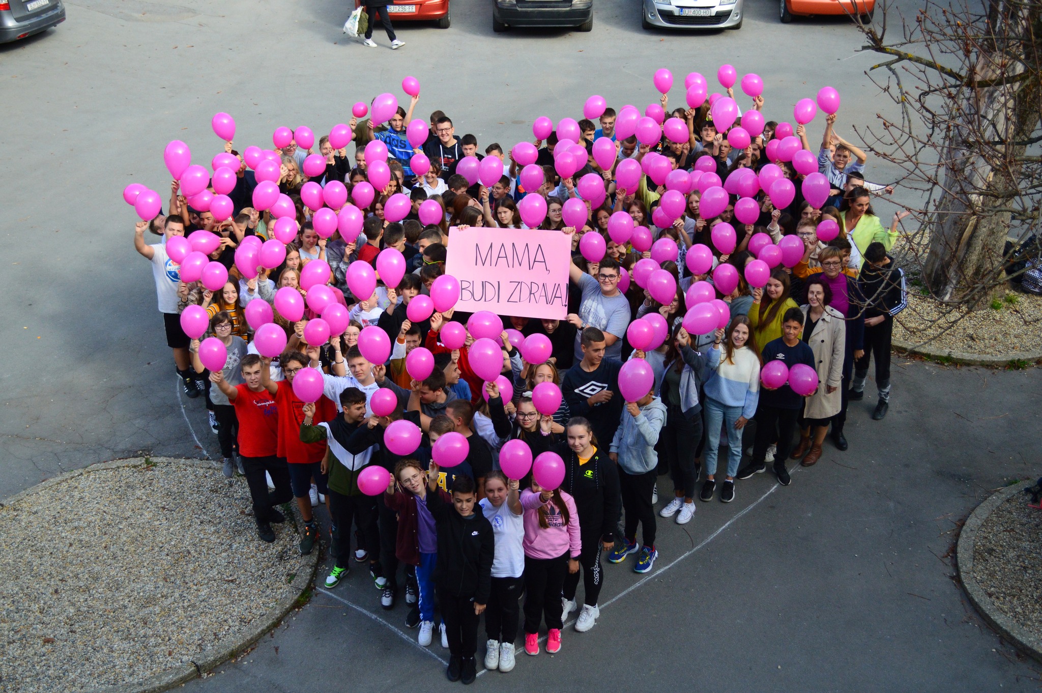 Učenici II. OŠ podržali borbu protiv raka dojke i poslali mamama važnu poruku