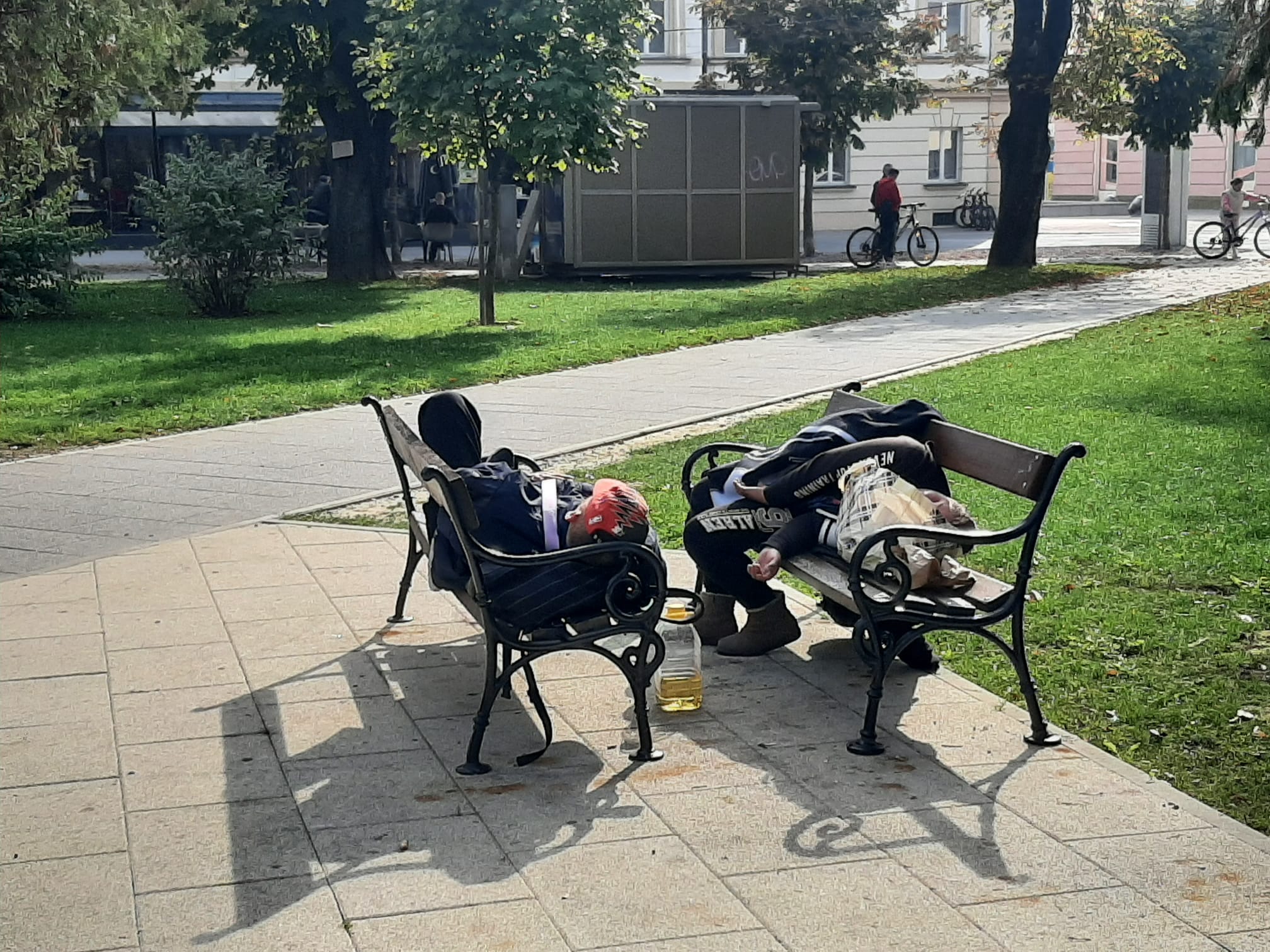 [FOTO] 'Razvaljena' ekipa spava po klupama u parku, vino se toči… I to sve prije podneva!