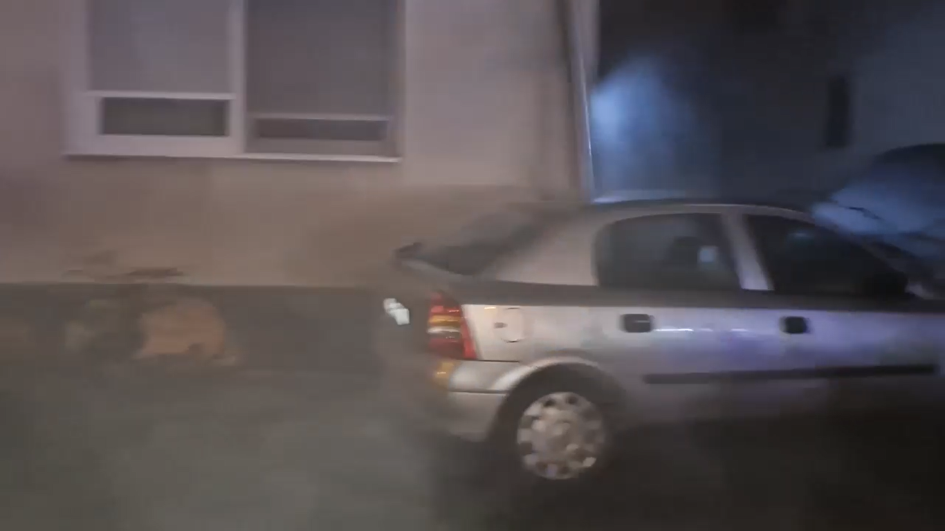 [VIDEO] U slijetanju automobila došlo je do oštećenja voda i curenja plina