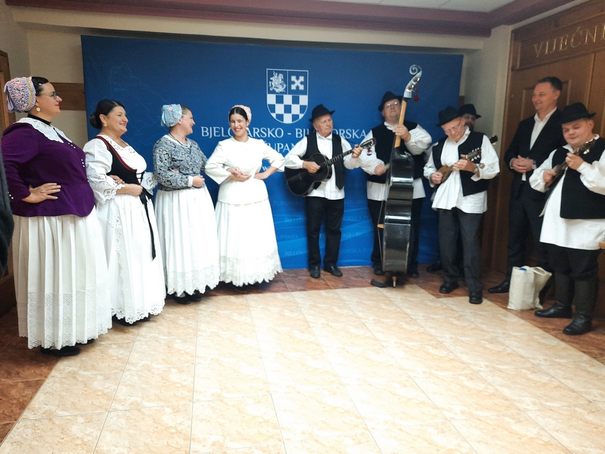 Kao nikada do sada: Dan u zgradi Županije započeo pjesmom i plesom
