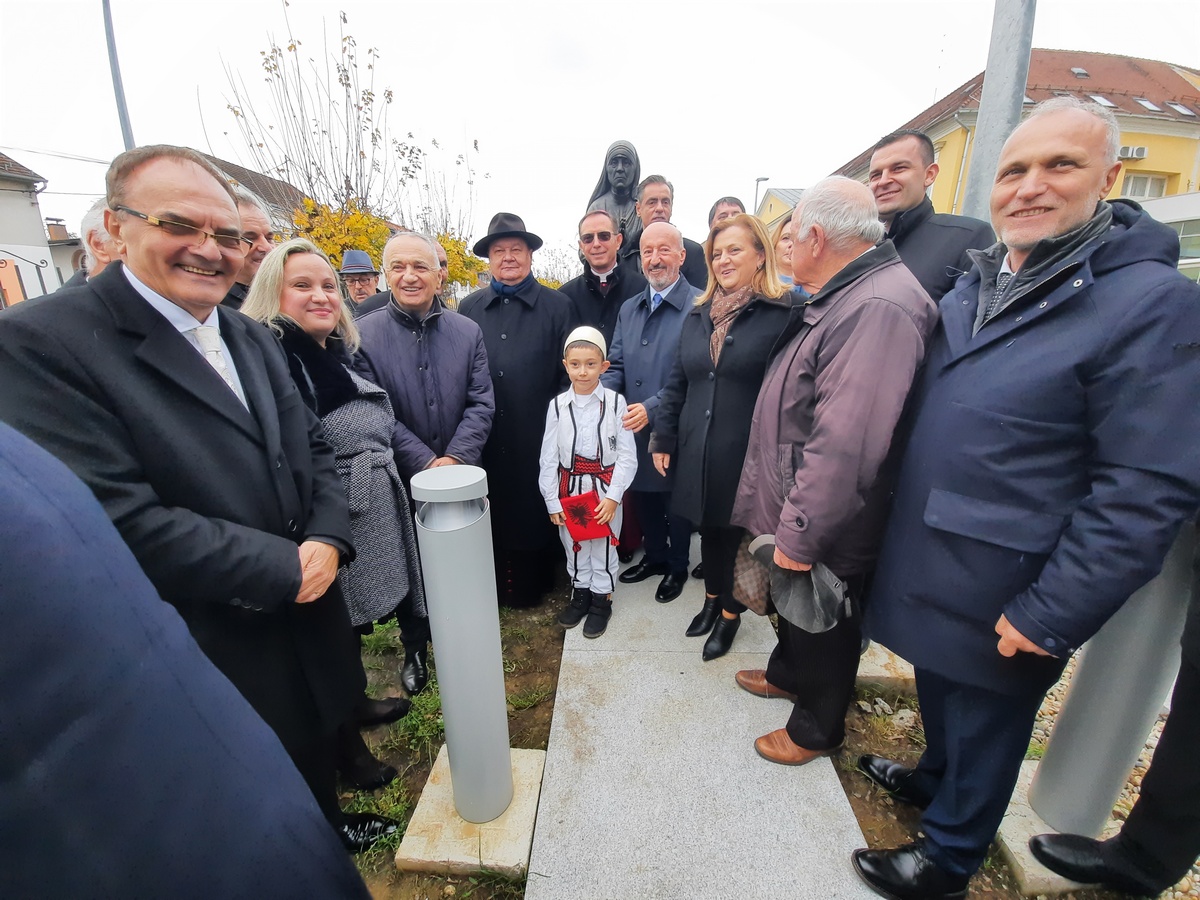 [FOTO] Ispred OB Bjelovar svečano otkriven kip Majke Terezije