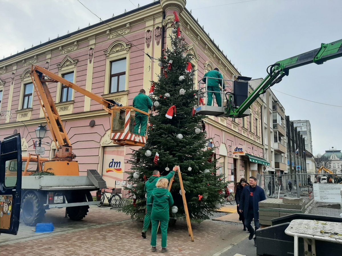 Blagdani nam stižu: Počelo ukrašavanje božićnog drvca na gradskom korzu