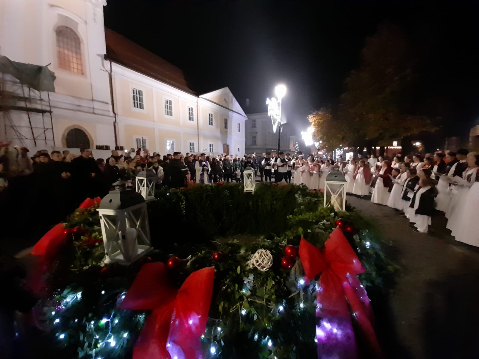 [FOTO] Upaljena prva svijeća na bjelovarskom adventskom vijencu