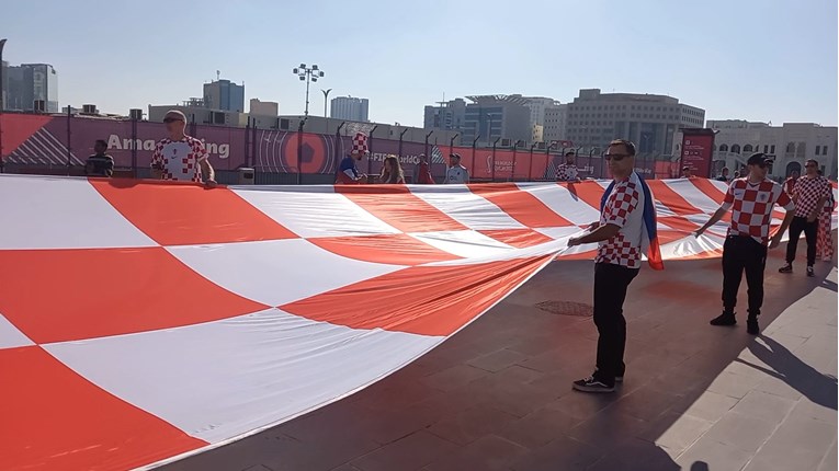 Hrvatski navijači u središtu Dohe razvili 200 metara dugu zastavu!