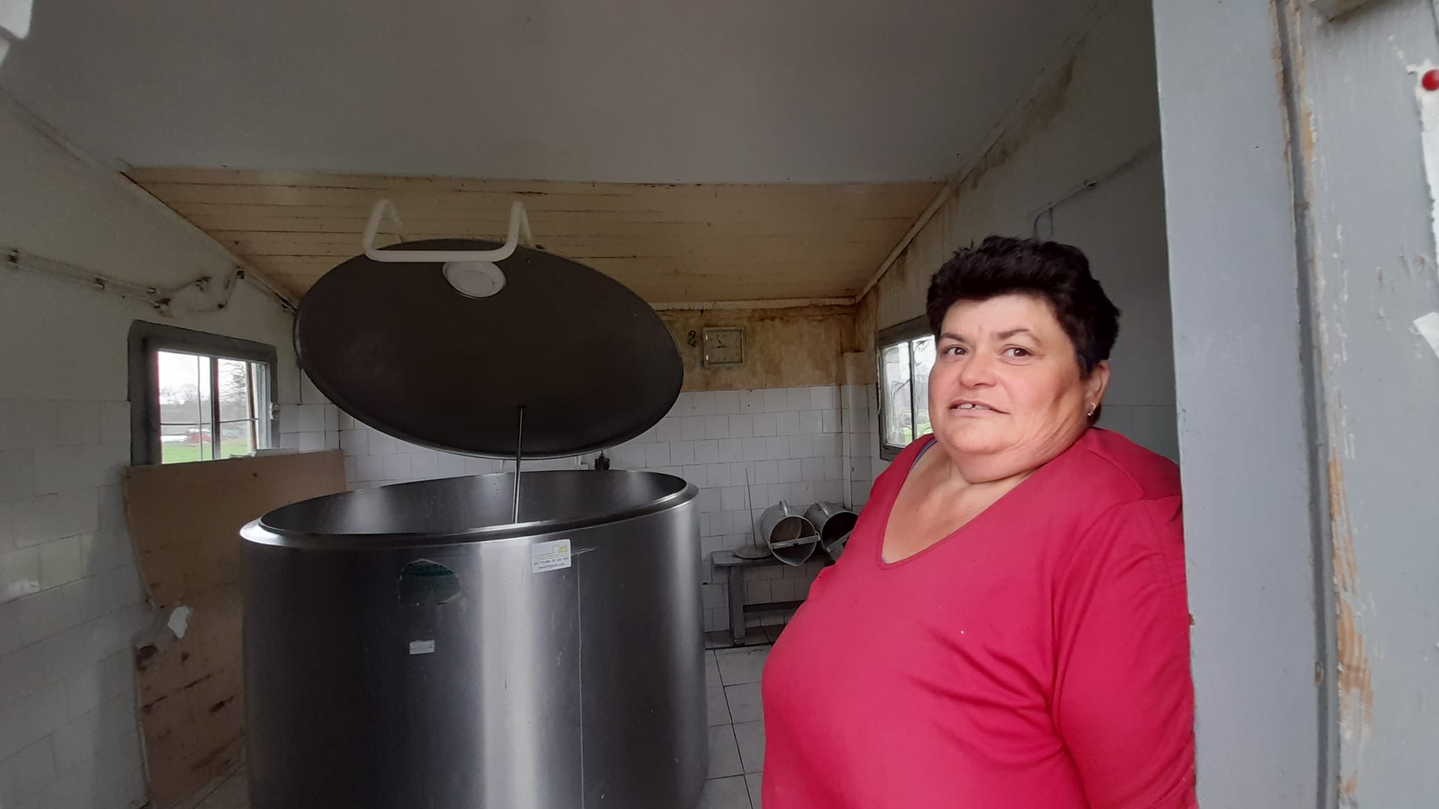 Na jedinom preostalom petričanskom laktofrizu, mljekarica Tereza  dočekuje ljude iz tri sela