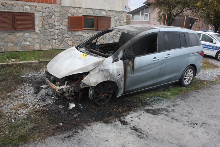 Veliko Trojstvo: Ušetao u dvorište obiteljske kuće i čovjeku zapalio auto