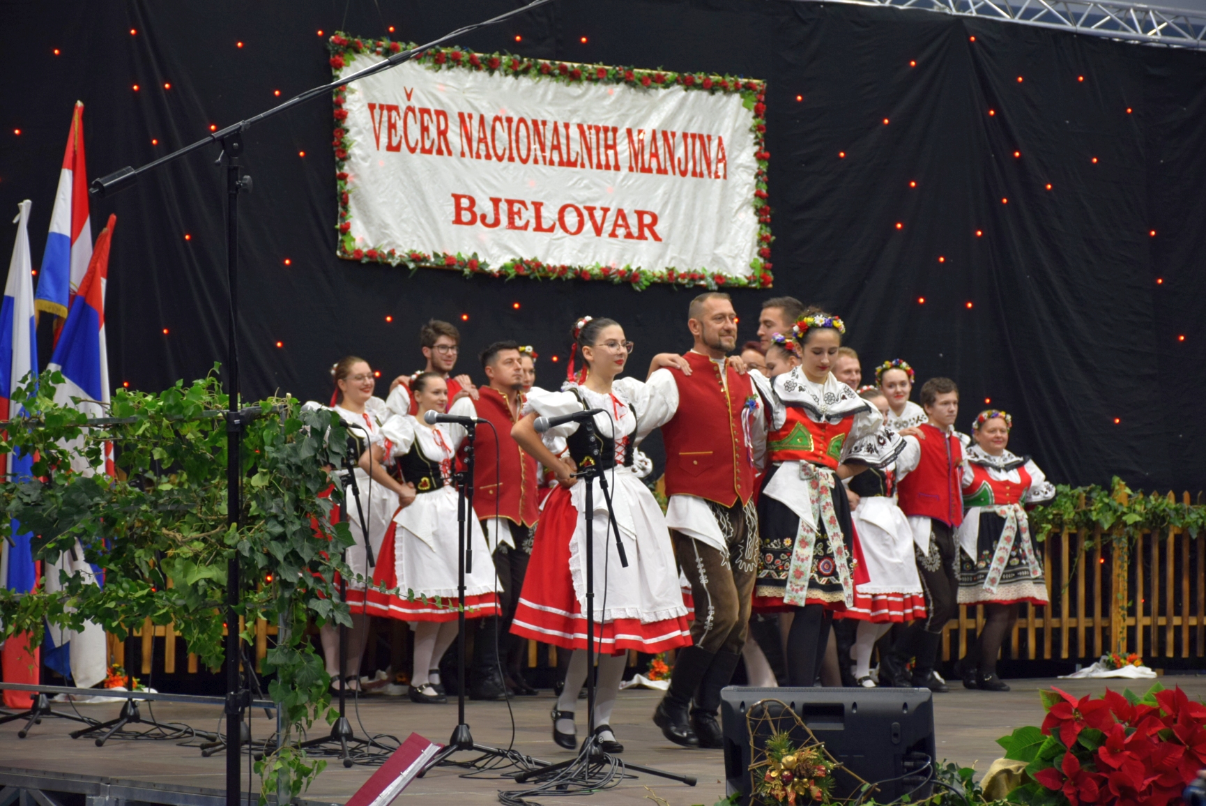 [FOTO] Manjinski plesovi i pjesme oduševili prepunu Dvoranu europskih prvaka