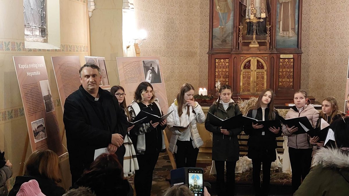 [FOTO] PAKRAC: Koncertom i izložbom predstavljena obnovljena kapela sv. Ivana Nepomuka