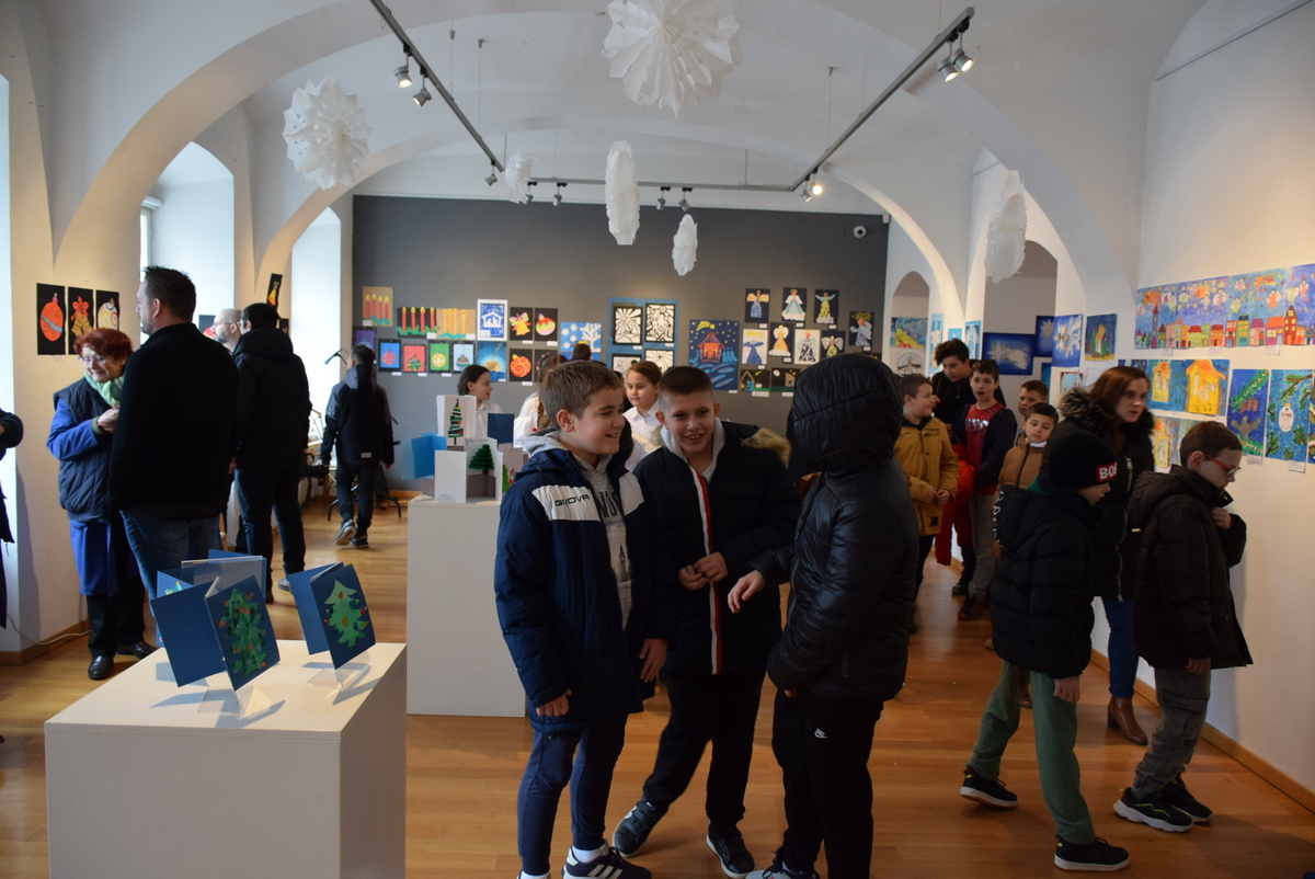 [FOTO] Kad se male ruke slože: U Gradskom muzeju Bjelovar otvorena izložba 800 radova školaraca i Udruge OSIT