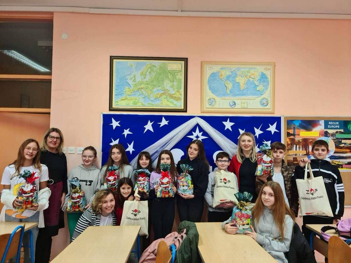 Osnovnoškolci koji uče mađarski dobili prigodne poklone