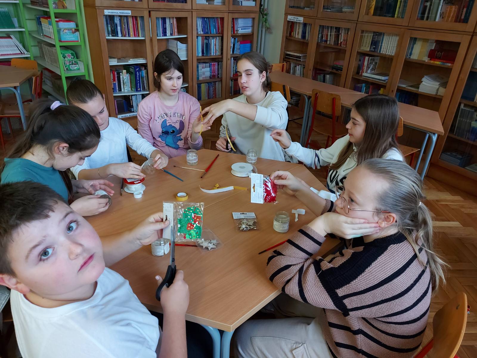 [FOTO] Učenici iz Ivanske prijateljima na Ugljan šalju poklone koje su sami izradili