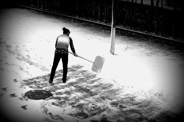 Izmlatio muškarca lopatom za snijeg!