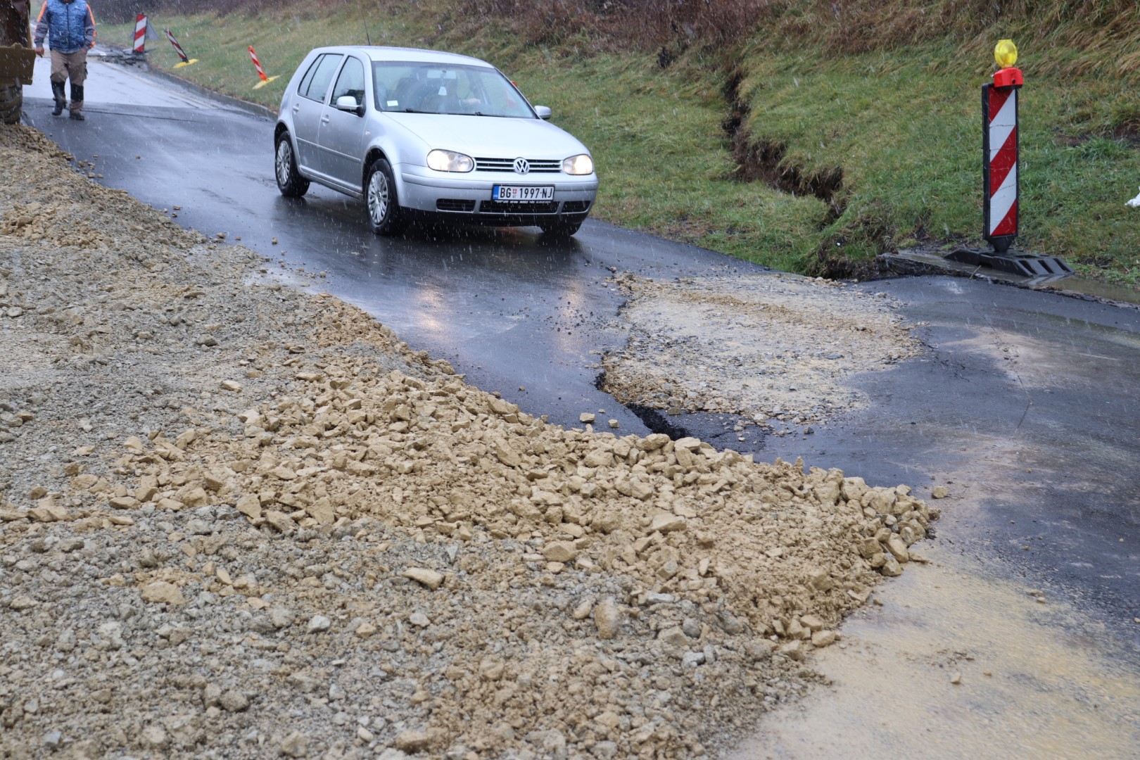 Zbog napuknuća ceste privremena regulacija prometa na izlazu iz Donjeg Čaglića