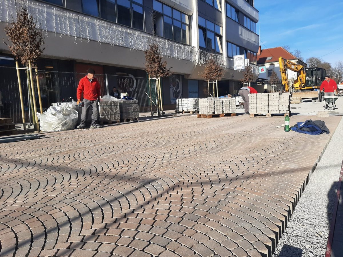 Rekonstrukcija korza: Počelo postavljanje pločica ispred Erste banke. Kako će se riješiti problem vrtoglavice...?