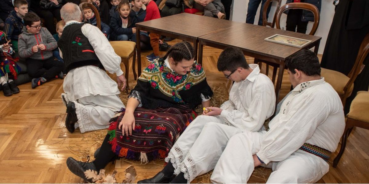 [FOTO] U Daruvaru upriličeni srpski tradicionalni božićni običaji