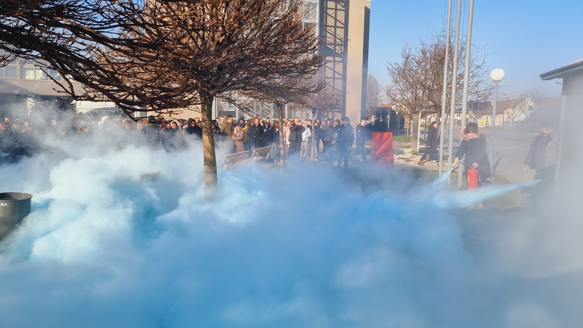 [FOTO] Hitne službe evakuirale više od 700 bjelovarskih srednjoškolaca