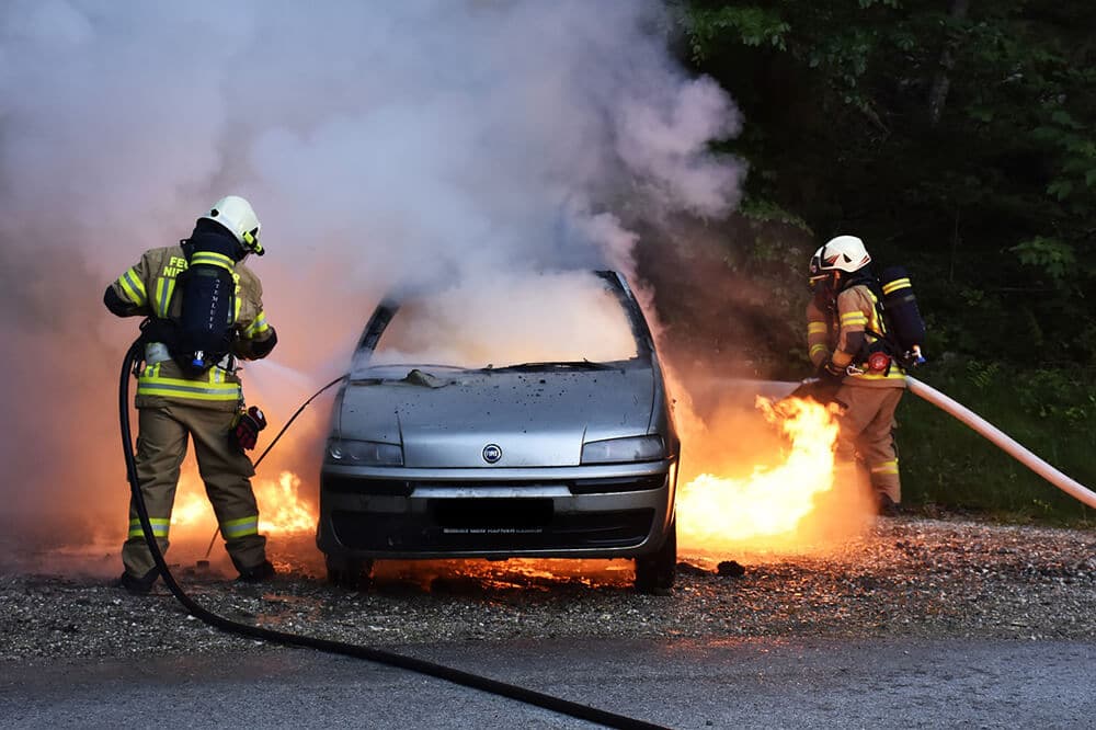 U Bjelovaru ispred obiteljske kuće u potpunosti izgorio automobil