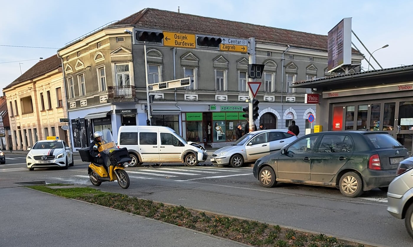 Prometna nesreća u strogom centru Bjelovara. Hitna pomoć na terenu