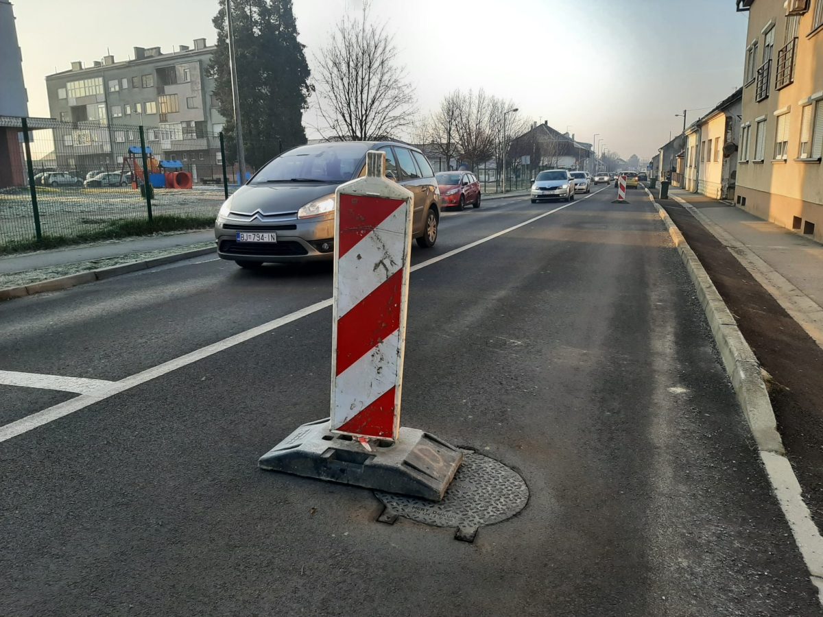 [FOTO] Opet stupovi upozorenja i prometni kolaps u Kovačićevoj ulici. Građani ogorčeni…