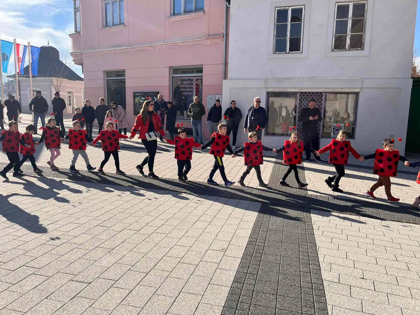 Maskirani vrtićarci Pakračanima uljepšali pokladni utorak