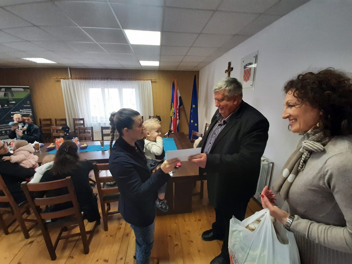 [FOTO] BEREK: Svako novorođenče darivano sa 130 eura, vrijednim bonom i paketom Crvenog križa