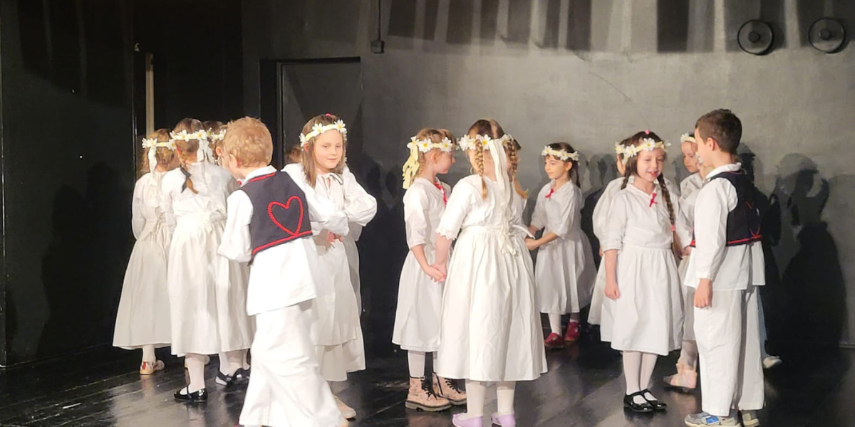 [FOTO] Nakon duge tri godine, djeca za djecu opet plesala i pjevala u Bjelovarskom kazalištu