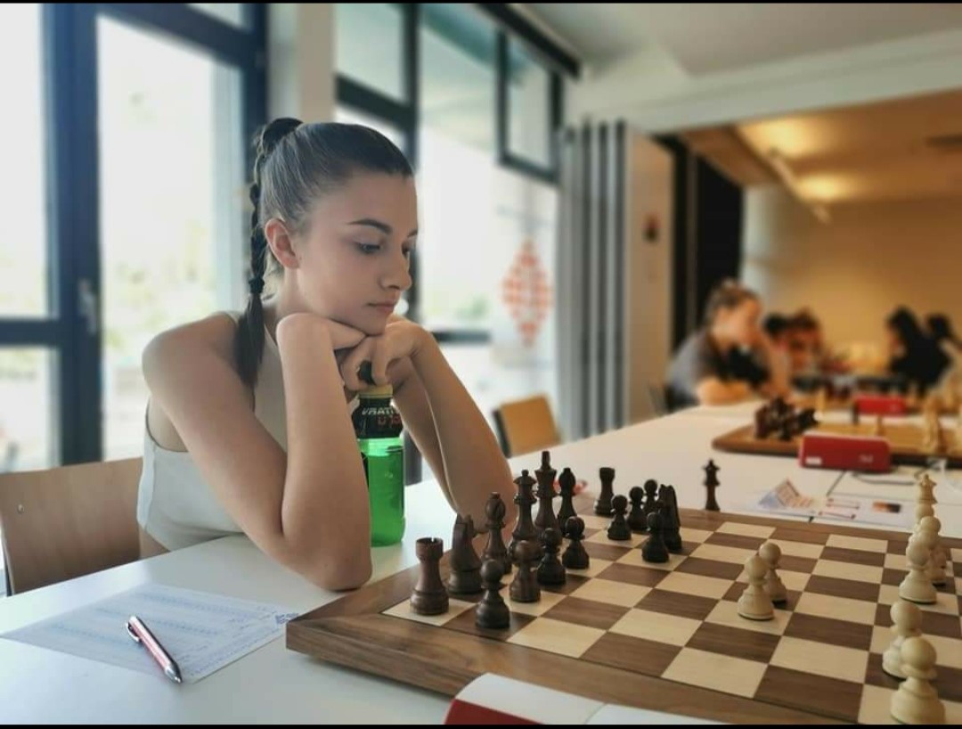 Zove se Eva, dolazi iz Palešnika i prvakinja je Hrvatske u šahu. Ovo je njezina priča...