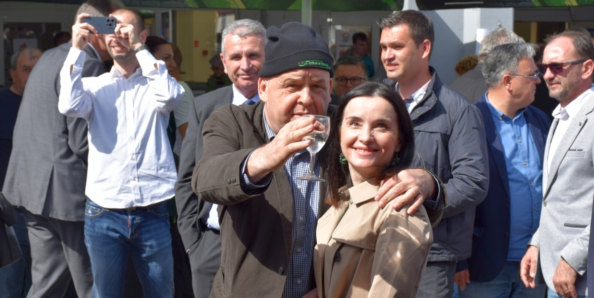 [FOTO] Ministrica Vučković u obilasku sajma nije mogla pobjeći od zagrljaja