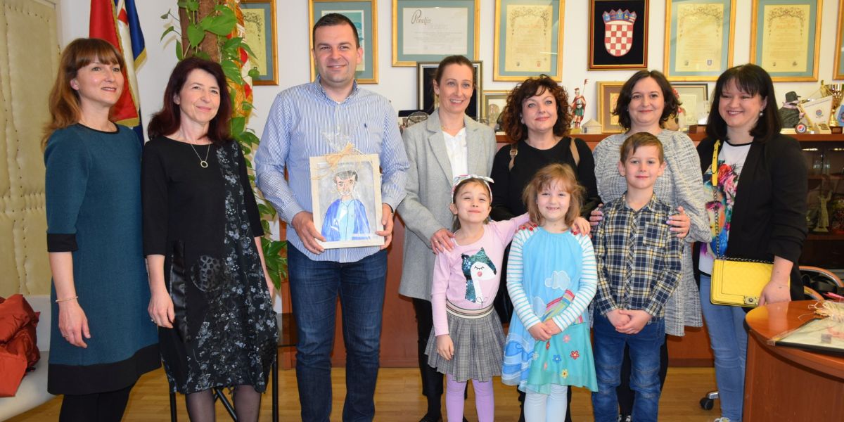 Maleni bjelovarski umjetnici Nicol, Greta i Lovro posjetili gradonačelnika Hrebaka