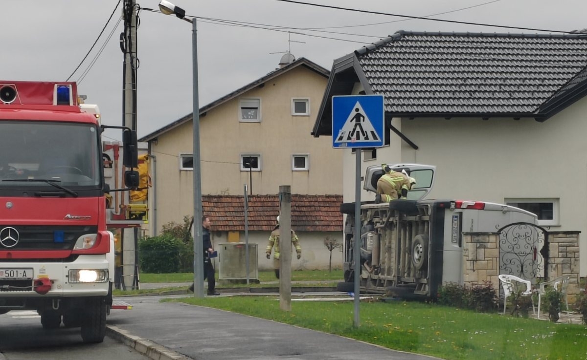 [FOTO] Teška prometna u Ulici Jakova Gotovca. Vatrogasci i hitna na terenu...