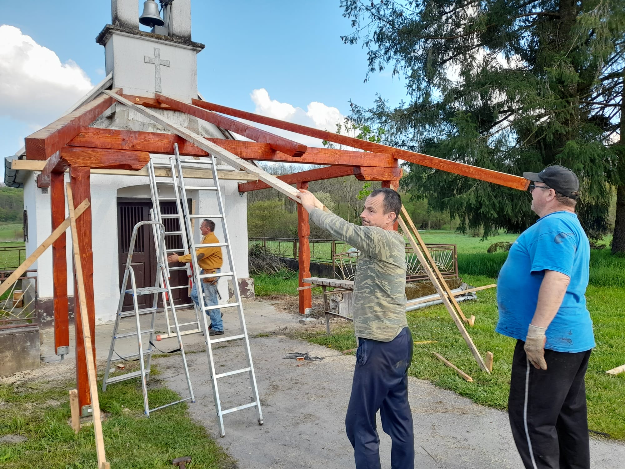 [FOTO] Mještani zasukali rukave kako bi obnovili seosku kapelicu